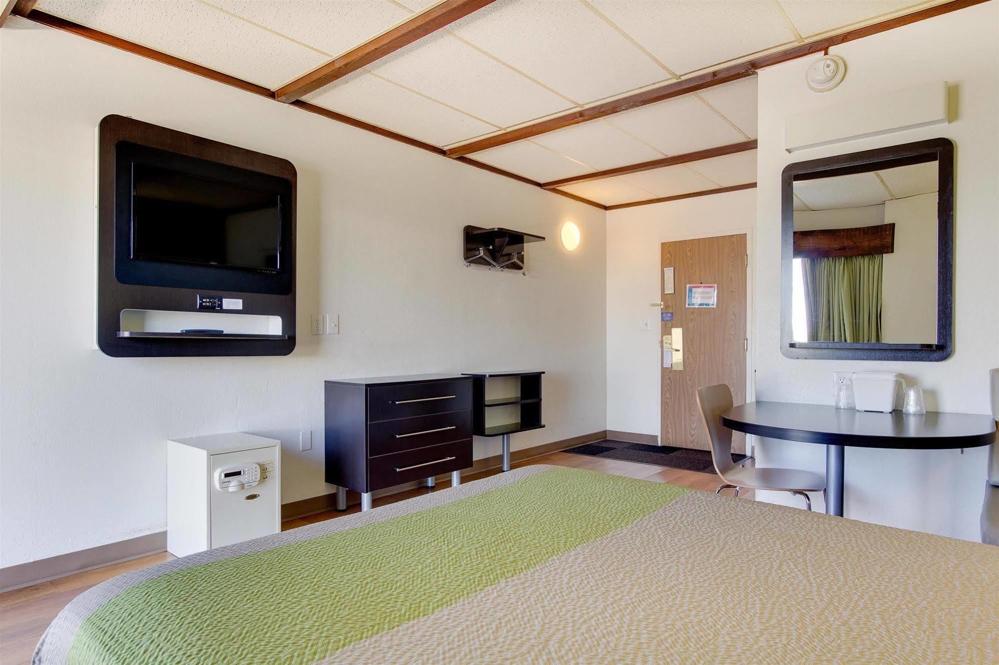 Motel 6-Geneva, Oh Екстериор снимка